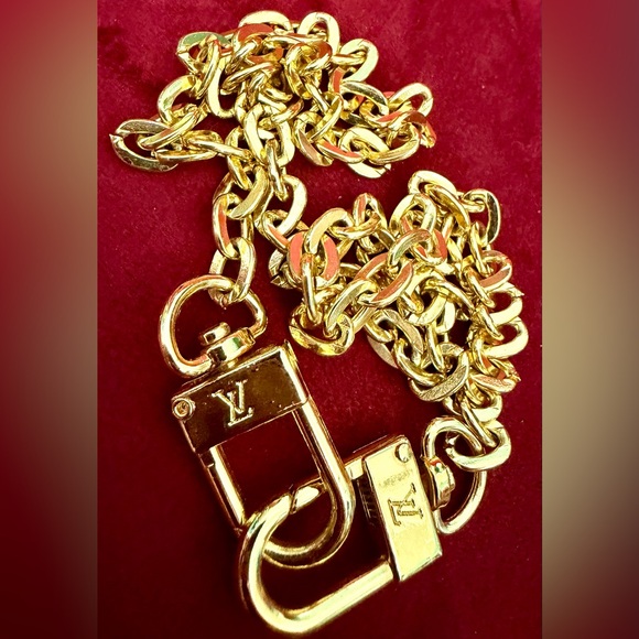 👑✅PRICE FIRM✅ Stylish Gold tone short shoulder faux metal chain strap. NWOT - Picture 2 of 11